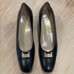 Salvatore FERRAGAMO black leather pumps, Size 8
